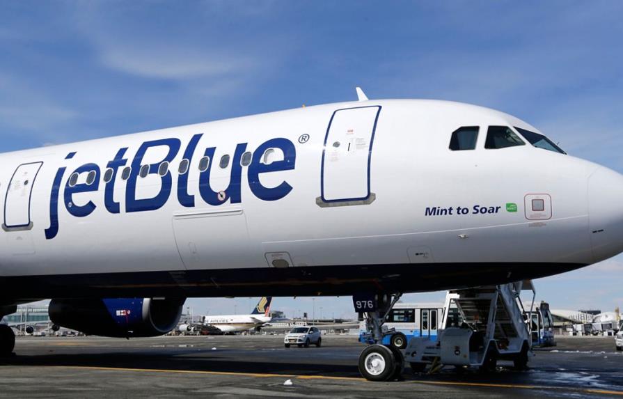 Evacúan vuelo de JetBlue por un aviso de paquete sospechoso