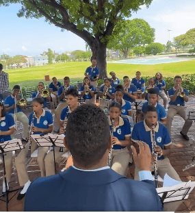 Estudiantes de la orquesta del Instituto Salomé Ureña tocan en el Palacio Nacional