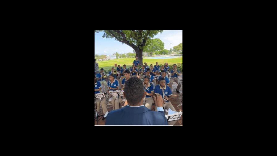 Estudiantes de la orquesta del Instituto Salomé Ureña tocan en el Palacio Nacional