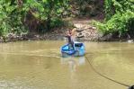 Cruzan río en bote por falta del puente Cangrejo en Puerto Plata