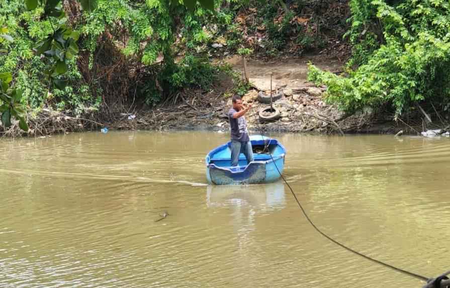 Cruzan río en bote por falta del puente Cangrejo en Puerto Plata