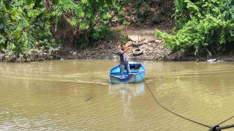 Cruzan río en bote por falta del puente Cangrejo en Puerto Plata