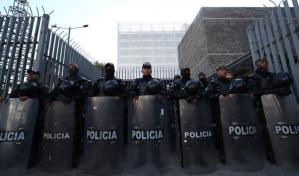 Decenas de militares y policías cercan la Asamblea Nacional de Ecuador