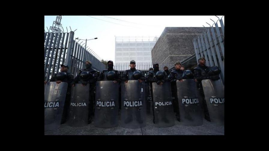 Decenas de militares y policías cercan la Asamblea Nacional de Ecuador