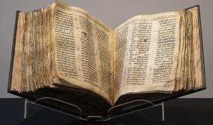 La biblia hebrea más antigua y completa vendida en Nueva York por 37.8 millones de dólares