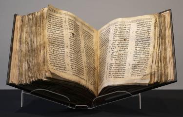 La Biblia hebrea más antigua del mundo se vende por 38.1 millones de dólares