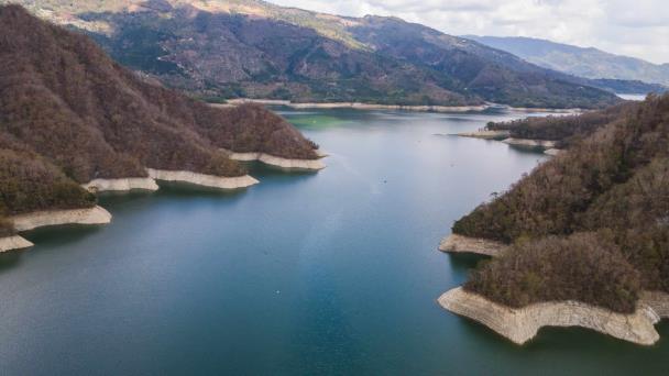 Las pocas lluvias en el sur permiten operaciones de la presa de Valdesia