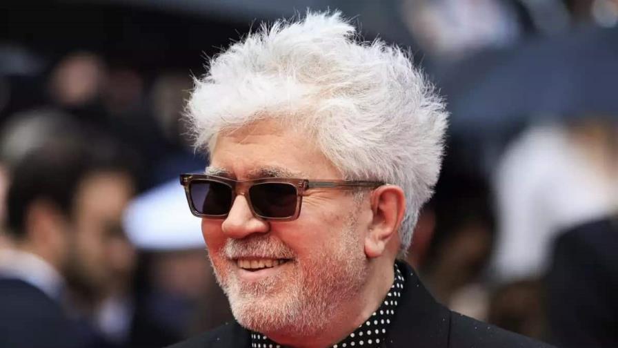 Almodóvar deleita con su corto gay y wéstern en Cannes