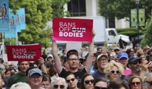 Republicanos de Carolina del Norte anulan veto al límite de 12 semanas para el aborto