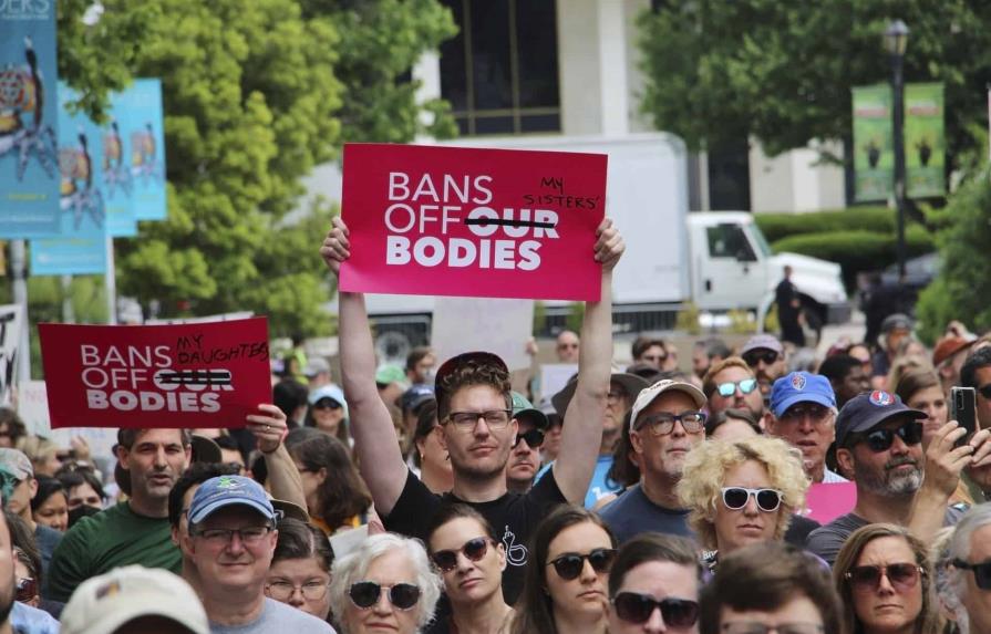 Republicanos de Carolina del Norte anulan veto al límite de 12 semanas para el aborto