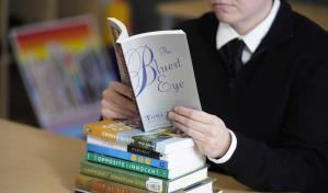 Demandan a distrito escolar de Florida por retirar libros sobre raza e identidad LGBTQ+