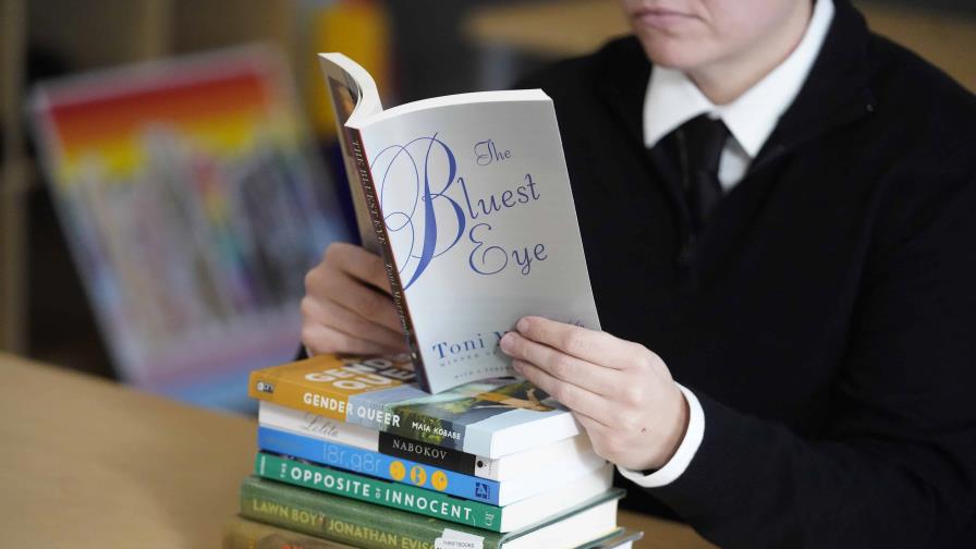 Demandan a distrito escolar de Florida por retirar libros sobre raza e identidad LGBTQ+ Demandan a distrito escolar de Florida por retirar libros sobre raza e identidad LGBTQ+