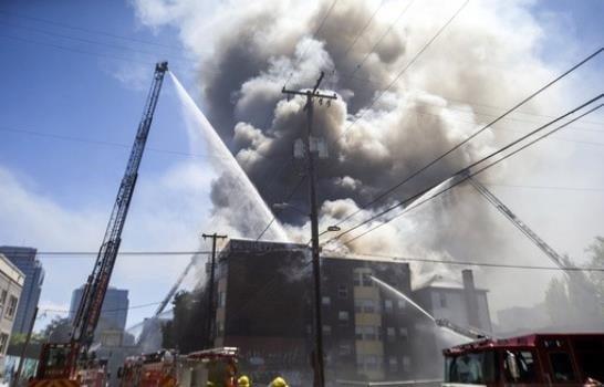 Rescatan a más de una docena de personas de incendio en Portland