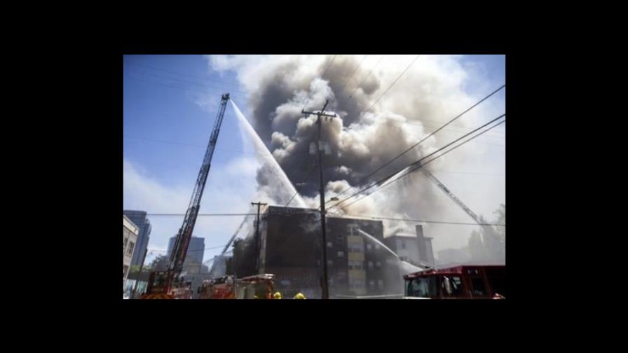 Rescatan a más de una docena de personas de incendio en Portland