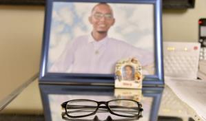 El día del velatorio de Joshua Omar profesores entregaron sus diplomas a la madre