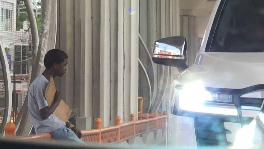 Persona apresada por obligar niños haitianos a pedir limosnas en calles de Santiago dice es menor de edad Persona apresada por obligar niños haitianos a pedir limosnas en calles de Santiago dice es menor de edad