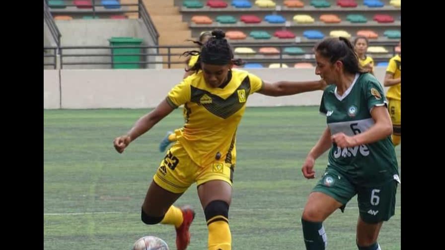 Jendy Matos, un talento del fútbol criollo que llega al Perú