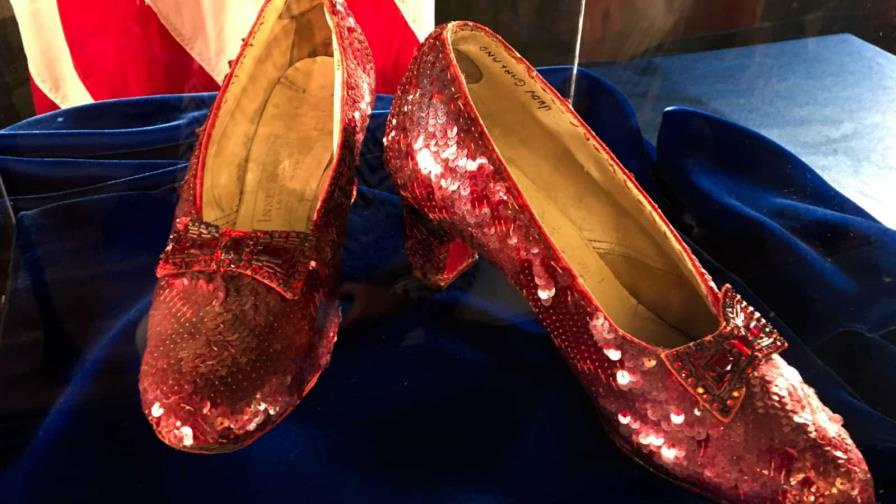 Imputan a hombre de robarse las zapatillas que usó Judy Garland en “El Mago de Oz”