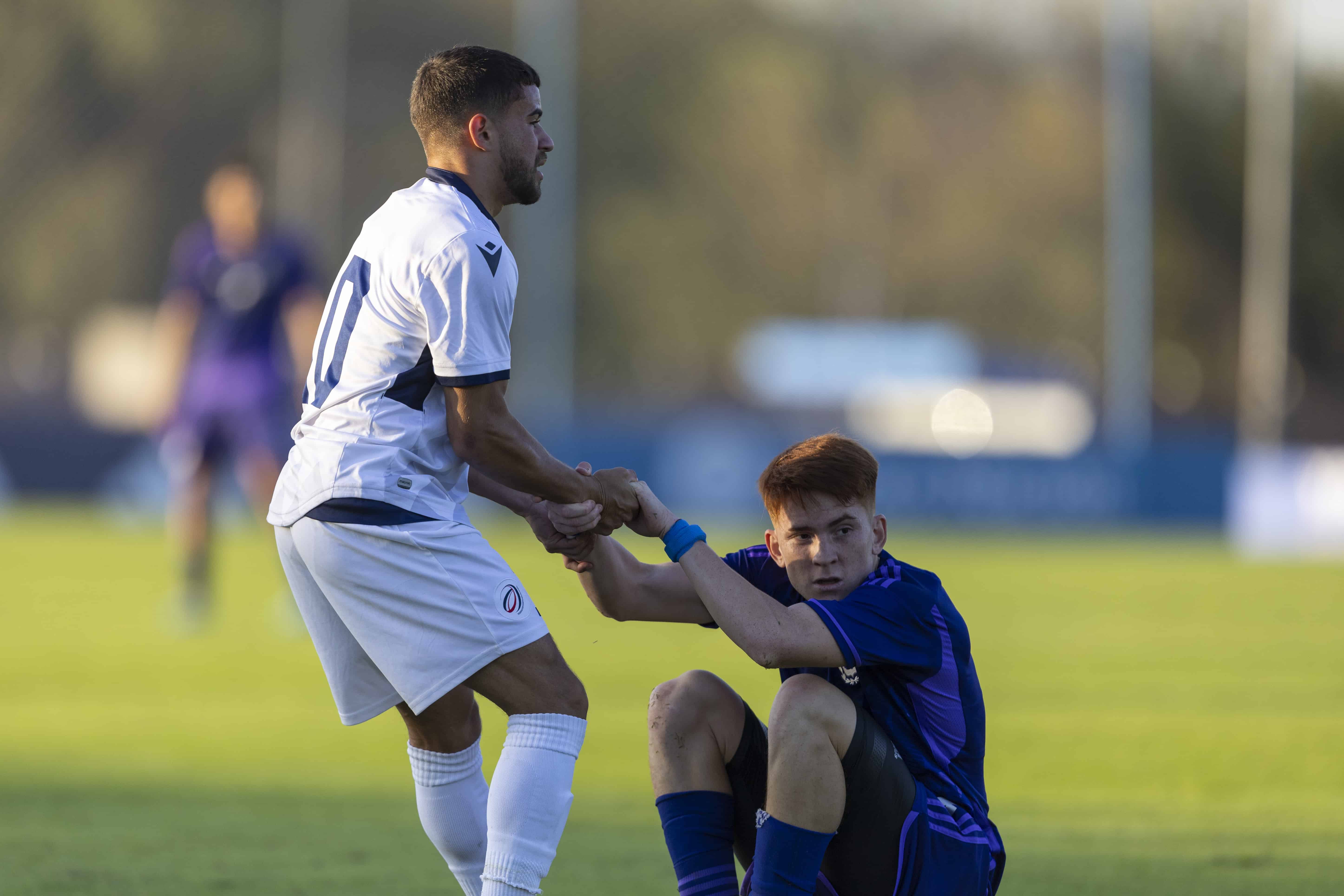 Azcona ayuda a levantarse a Carboni, el 10 de la Selección Argentina en el Mundial Sub-20.