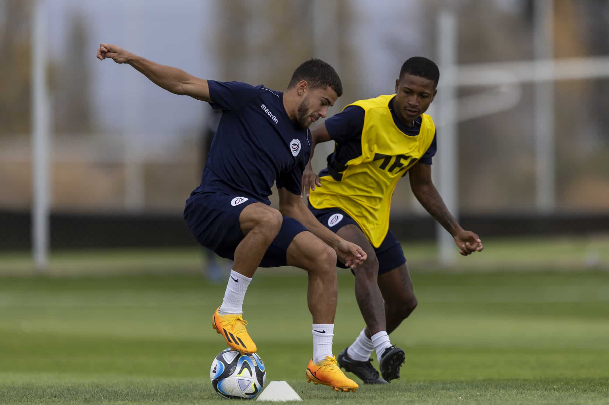 Edison Azcona en el segundo entrenamiento de la Selección Dominicana en Mendoza.