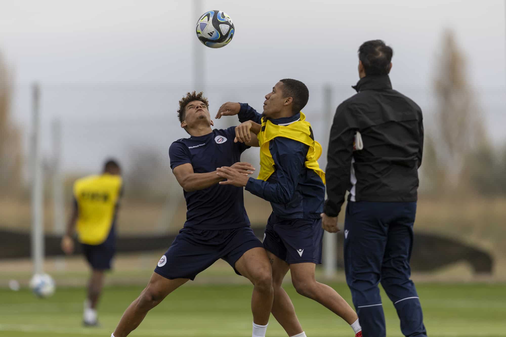 Ángel Montes de Oca y Steven Martínez luchan por el balón durante el entrenamiento de la Selección Sub-20 en Mendoza.