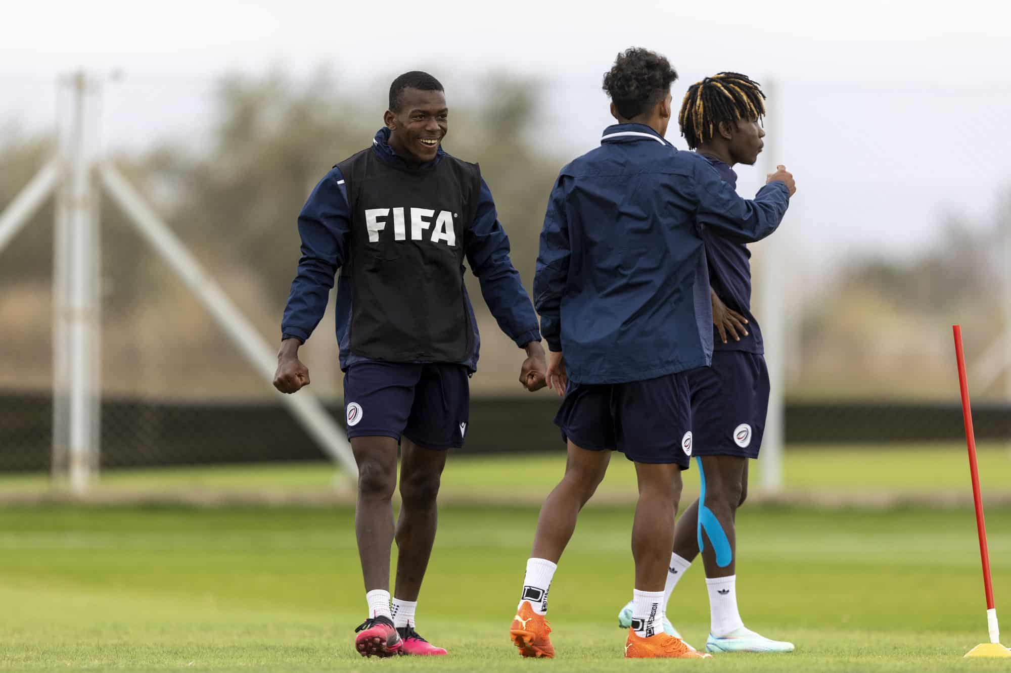 Miguel Vásquez sonríe durante el entrenamiento de la Selección Sub-20 en Mendoza.