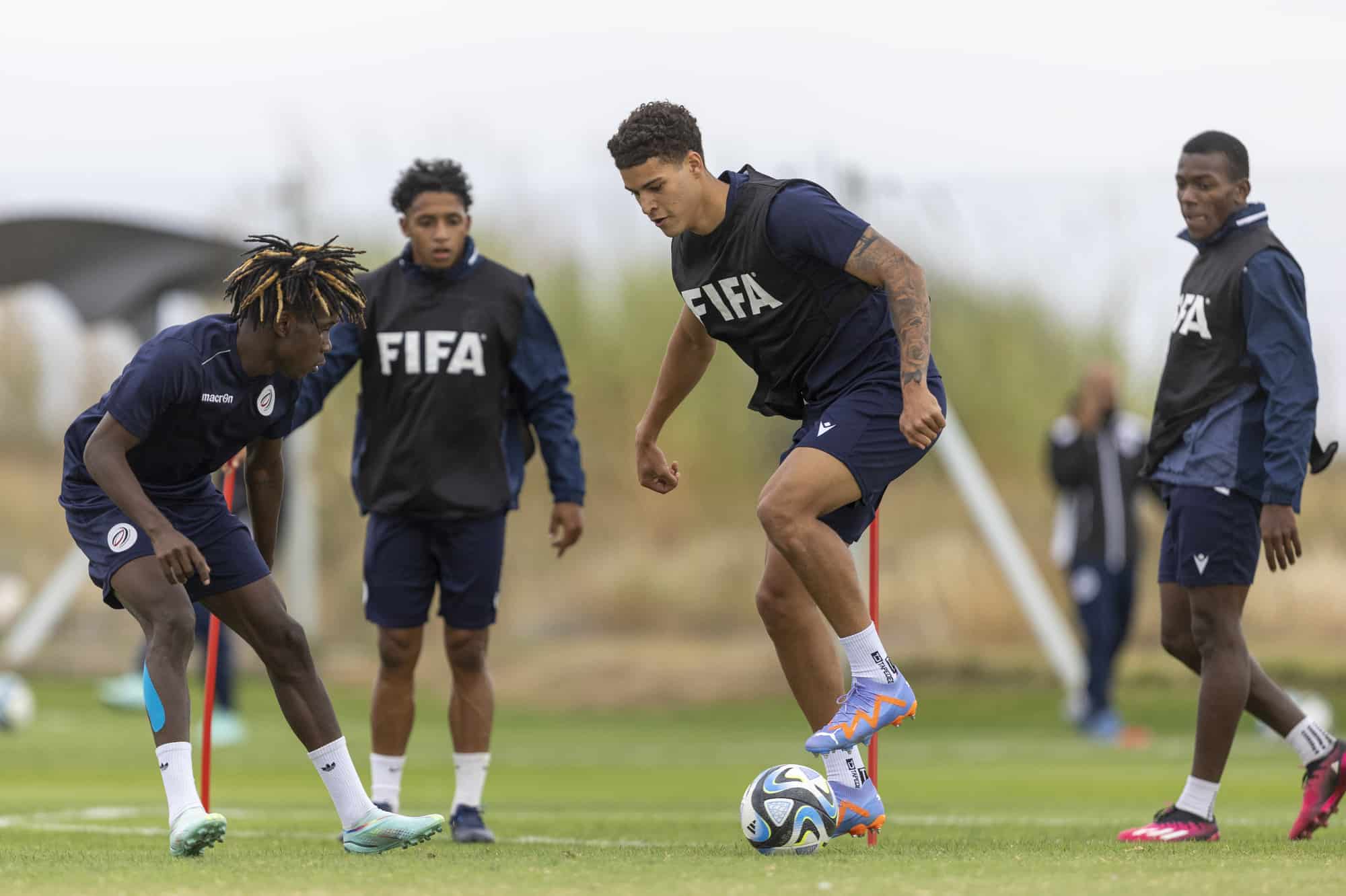 Thomas Jungbauer pisa el balón durante el entrenamiento de la Selección Sub-20 en Mendoza.