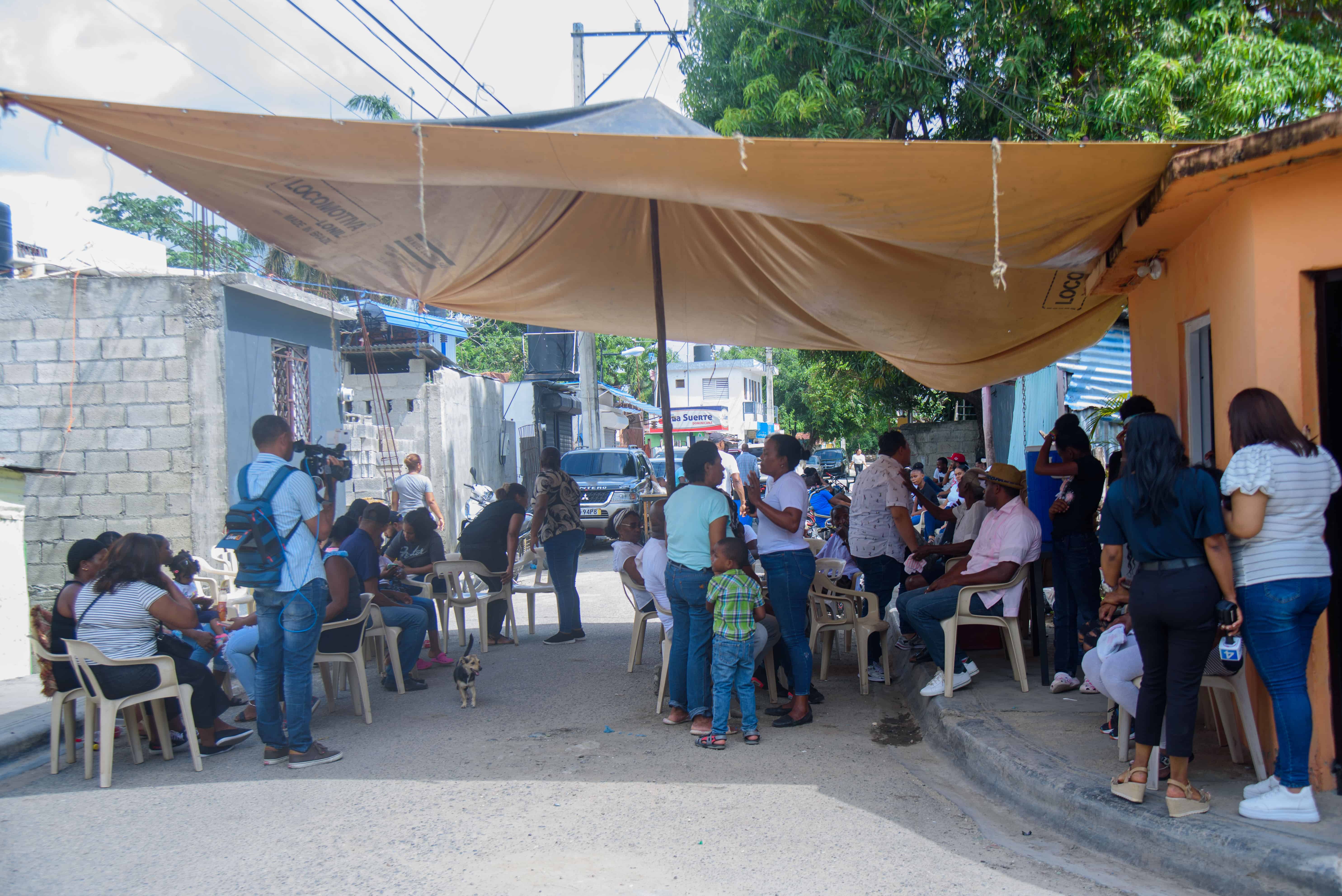 Familiares y allegados esperaron el cuerpo de la dama en la residencia de su madre. 