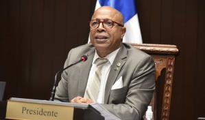 Alfredo Pacheco le entra a Miguel Ceara Hatton; lo llama ineficiente y abusador