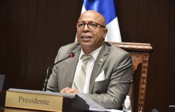Alfredo Pacheco le entra a Miguel Ceara Hatton; lo llama ineficiente y abusador