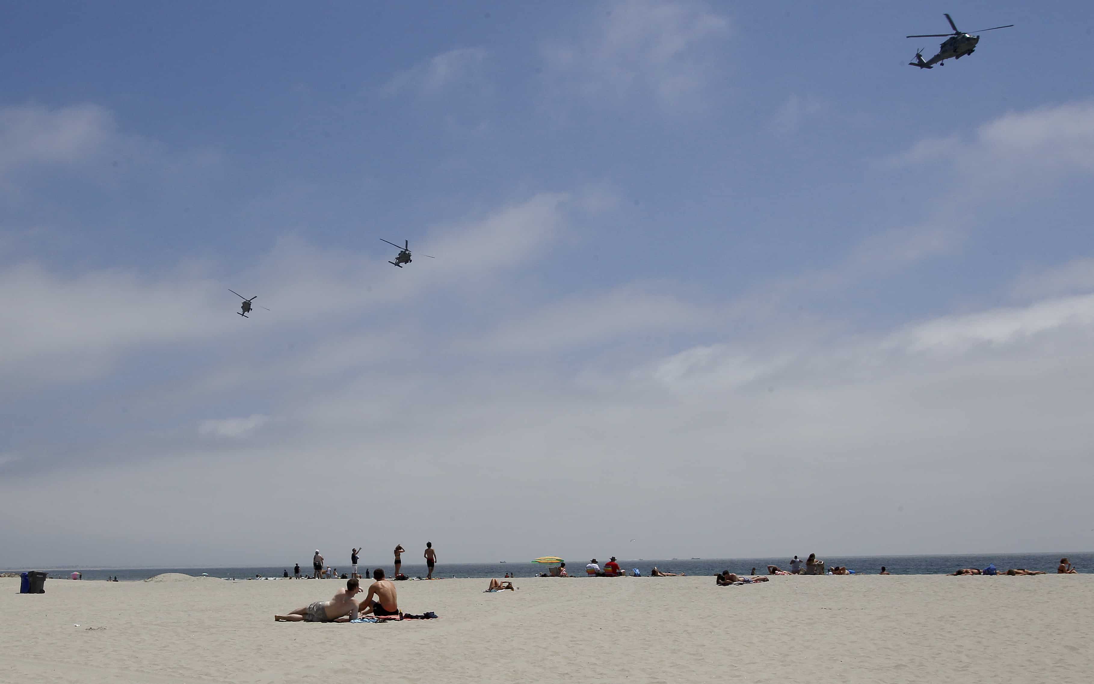 ARCHIVO - Parte de un escuadrón de helicópteros de la Armada sobrevuela a los bañistas en Coronado Beach en Coronado, California, el 22 de mayo de 2012. Coronado Beach ocupó el sexto lugar en la lista de las mejores playas del país para 2023, según el ranking anual publicado el jueves 18 de mayo de 2023 por el profesor universitario conocido como “Dr. Beach.