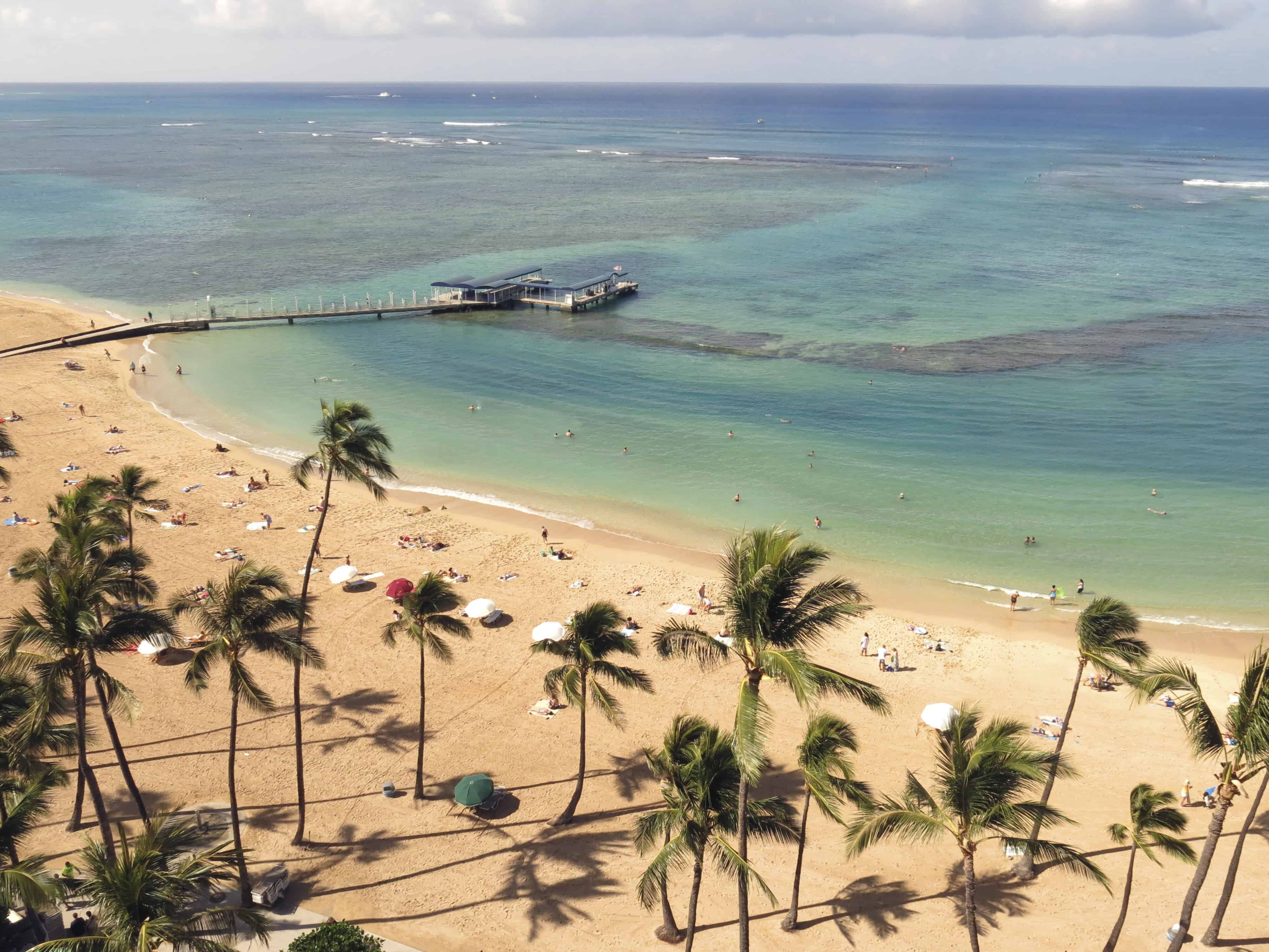 ARCHIVO - Duke Kahanamoku Beach, ubicada en el barrio turístico de Waikiki, Hawái, en Honolulu, el 21 de mayo de 2014. Duke Kahanamoku Beach ocupó el segundo lugar en la lista de las mejores playas del país para 2023, según el ranking anual publicado el jueves 18 de mayo de 2023 por el profesor universitario conocido como “Dr. Beach.