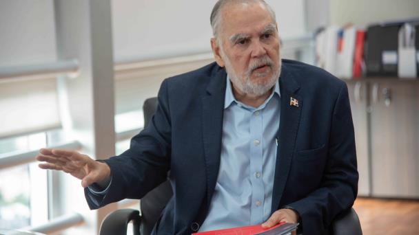 Perremeístas arremeten contra Ceara Hatton por declaraciones sobre botellas y sociedad civil lo defiende