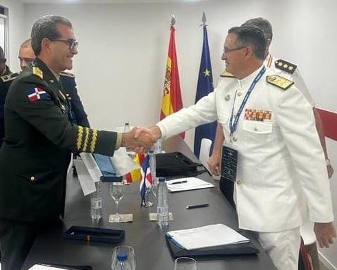 Ministro de Defensa evalúa en España posibilidades de adquirir y renovar equipos militares