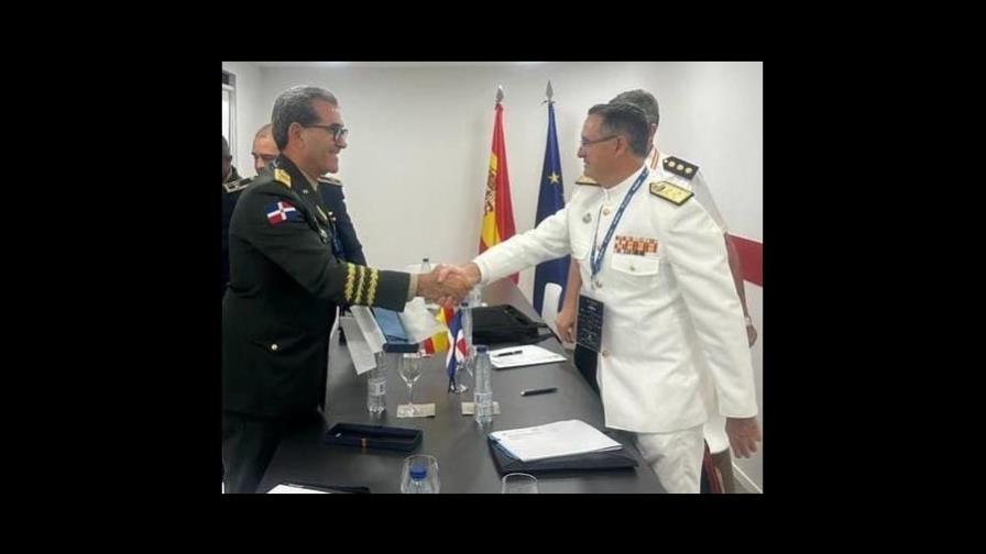 Ministro de Defensa evalúa en España posibilidades de adquirir y renovar equipos militares