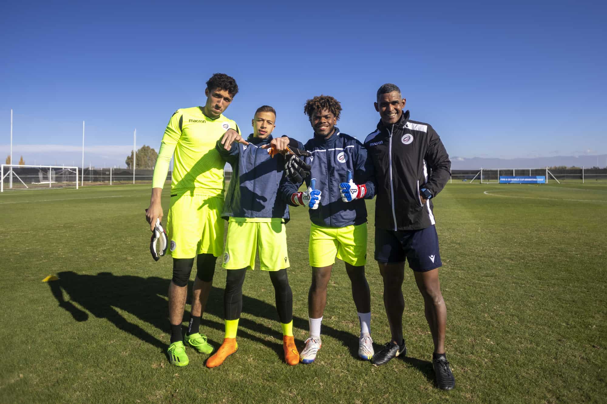 Xavier Valdez, Enrique Bösl y Omry Bello posan junto al preparador de porteros Geancarlos Martínez.