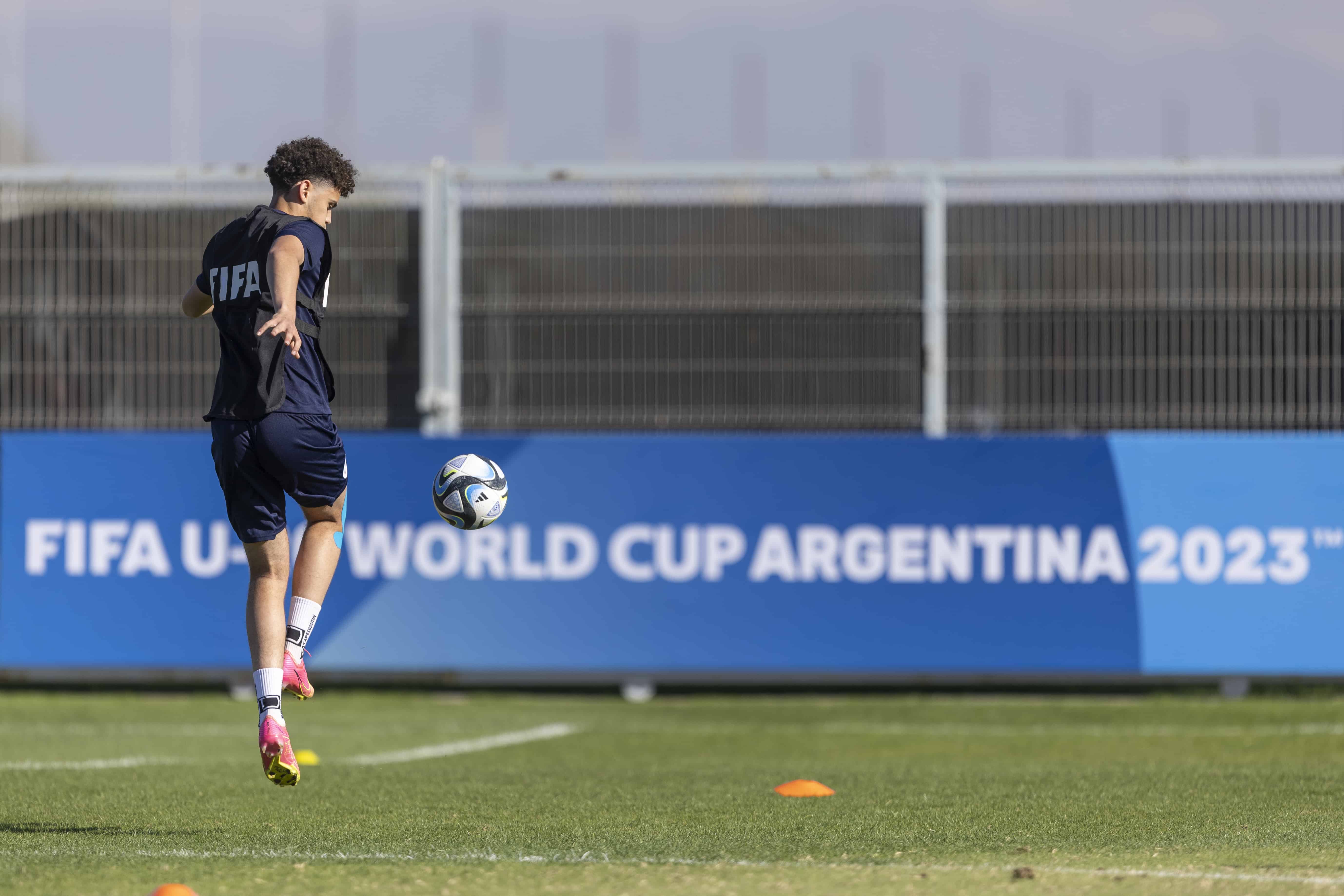 Oliver Schmidhauser controla el balón durante el entrenamiento de la Selección Sub-20 en Mendoza.