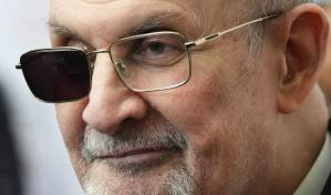 Salman Rushdie reaparece en público en Nueva York nueve meses después de ataque