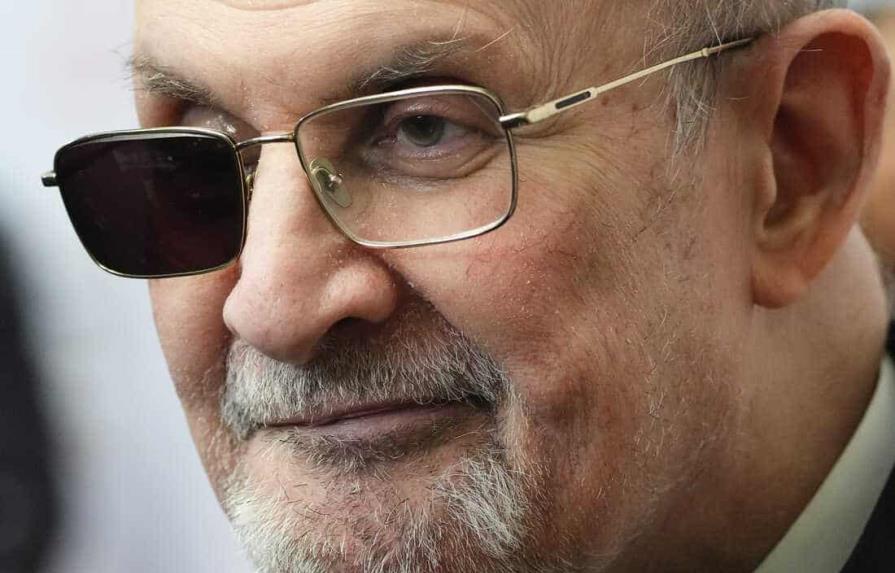 Salman Rushdie reaparece en público en Nueva York nueve meses después de ataque