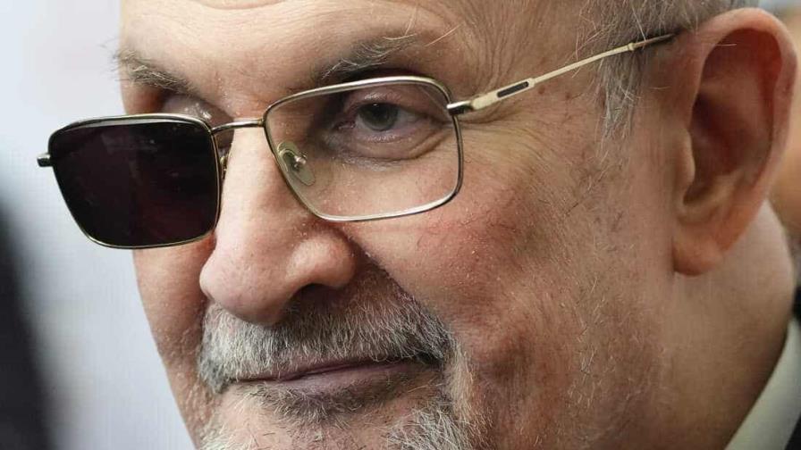 Salman Rushdie reaparece en público en Nueva York nueve meses después de ataque