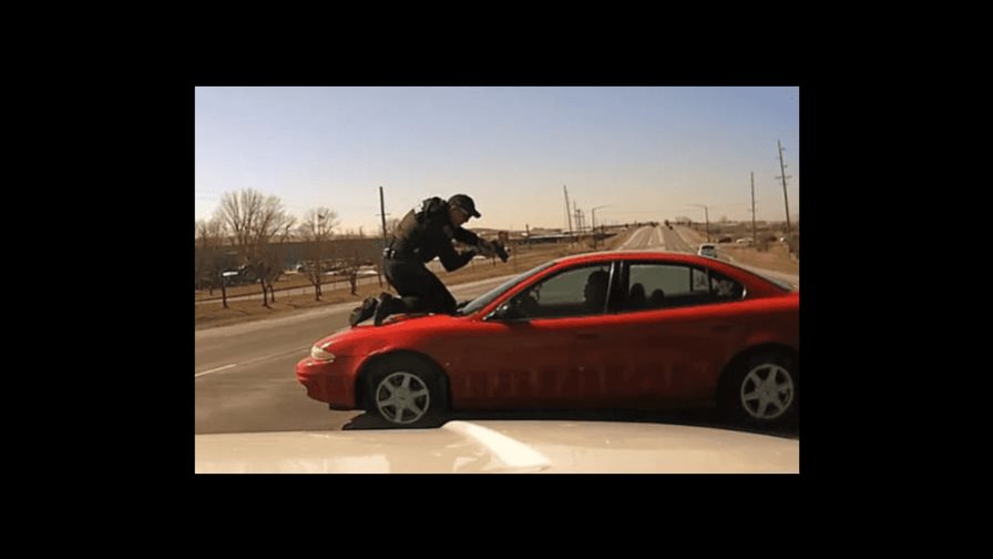Video muestra a un hombre huyendo de un arresto con un oficial sobre su auto en Iowa
