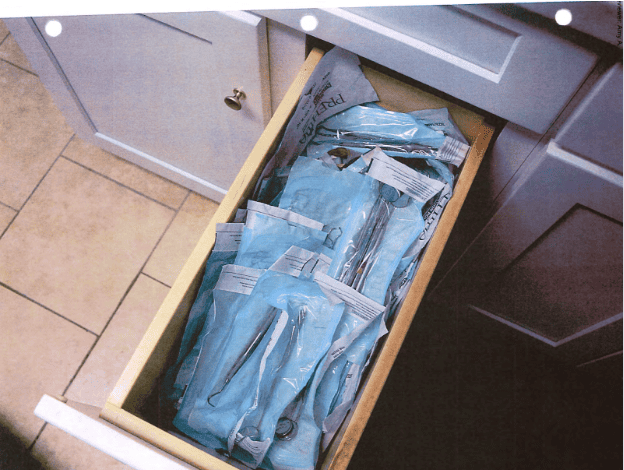 Fotos tomadas en el consultorio de Adames. 