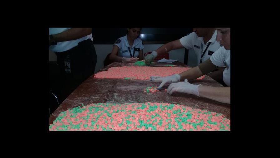 Detienen a una dominicana con cerca de 12,000 pastillas de éxtasis en aeropuerto de Paraguay