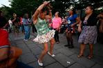 En plaza de El Salvador la gente baila al compás del nuevo ambiente de seguridad