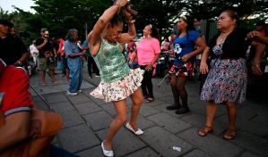 En plaza de El Salvador la gente baila al compás del nuevo ambiente de seguridad