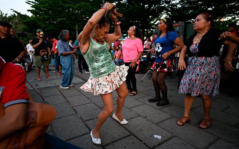 En plaza de El Salvador la gente baila al compás del nuevo ambiente de seguridad