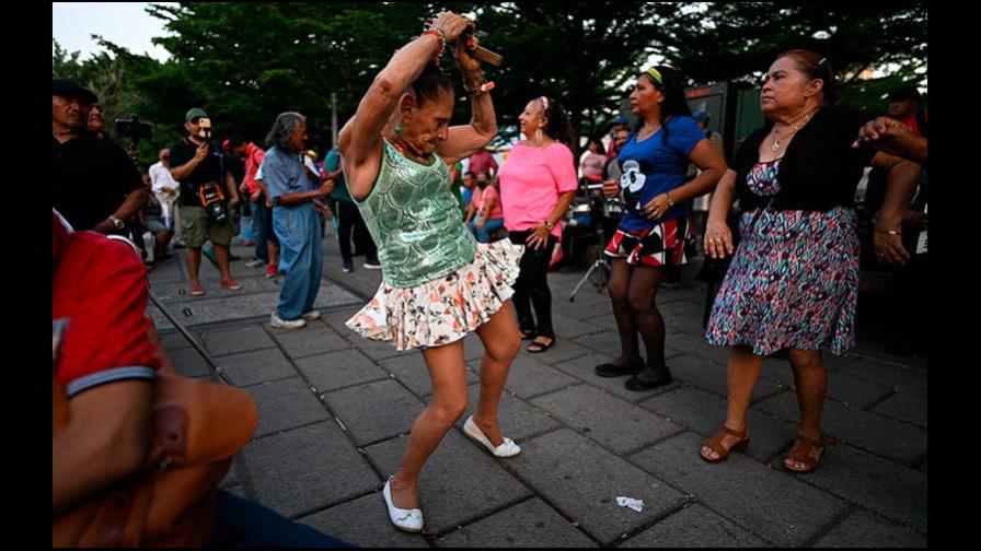 En plaza de El Salvador la gente baila al compás del nuevo ambiente de seguridad