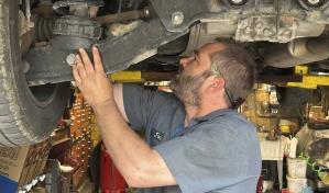 Los estadounidenses conservan sus automóviles más tiempo que nunca, repelidos por los precios altos