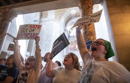 Nebraska da luz verde a ley para penalizar el aborto a partir de las 12 semanas