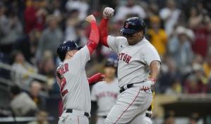Devers batea dos jonrones, impulsa 4 en triunfo de Medias Rojas sobre Padres